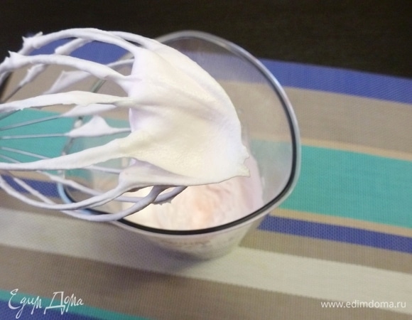 Для прослойки коржей взбить жирные сливки вместе с ложкой сахарной пудры. Сами коржи достаточно сладкие, поэтому в крем советую много пудры не класть.