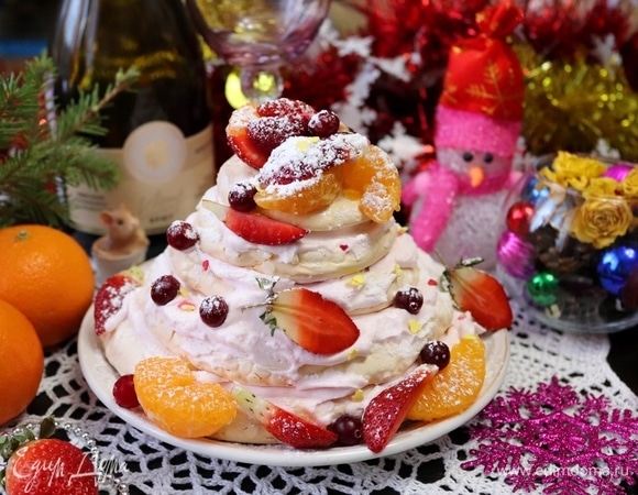 Собрать торт пирамидкой, смазывая каждый корж взбитыми сливками. Украсить кусочками фруктов и ягод. Я взяла мандарин, клубнику и клюкву. Мандарин разобрала на дольки и сняла с каждой пленку, клубнику разрезала на четвертинки. Дополнить сахарной пудрой или кондитерской посыпкой. Подавать такой десерт надо сразу же, иначе от крема и ягод коржи поплывут. Веселых и вкусных вам праздников!