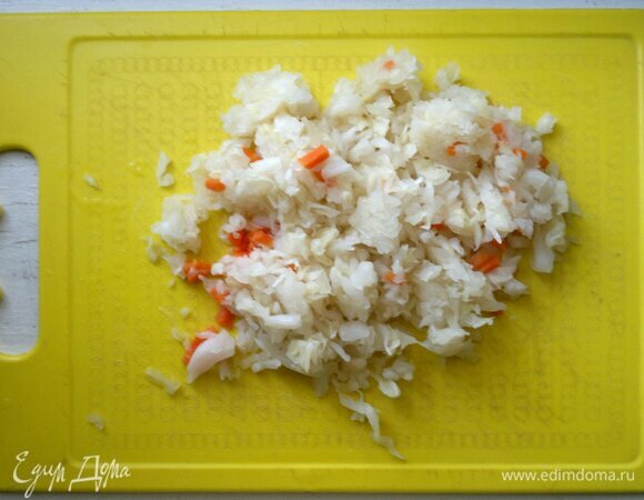 Квашеную капусту отжать от рассола (у меня домашняя, с морковью). Нарезать капусту мельче.