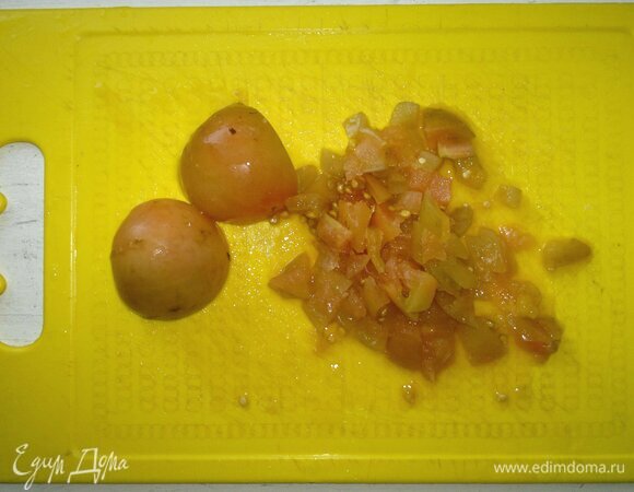 Соленые помидоры (у меня домашнего посола) нарезать мелкими кубиками. Выложить в сито, отжать лишний сок.