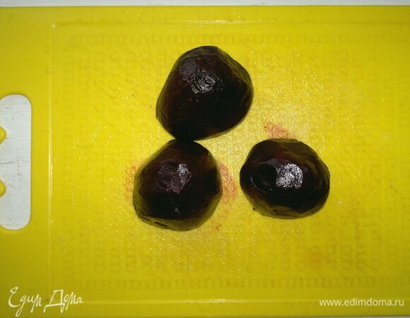 Вареную свеклу очистить от кожуры, натереть на крупной терке. У меня 3 мелких свеклы. Если свекла крупная, то можно взять 2 шт.