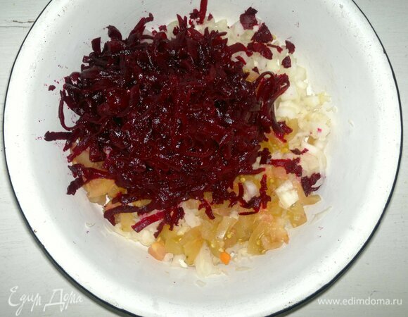 В миске соединить все подготовленные продукты, перемешать.
