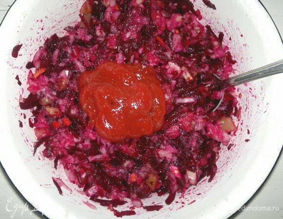 Добавить в салат томатную пасту, перемешать.