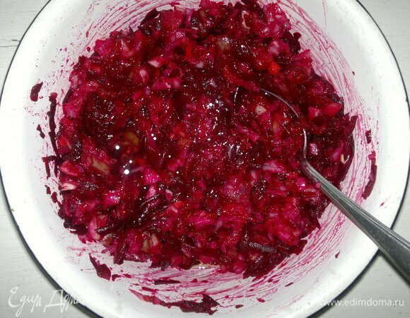 Добавить по вкусу сахар, черный перец, влить ароматное подсолнечное масло, перемешать. Выложить салат в миску с шарообразным дном, слегка утрамбовать.