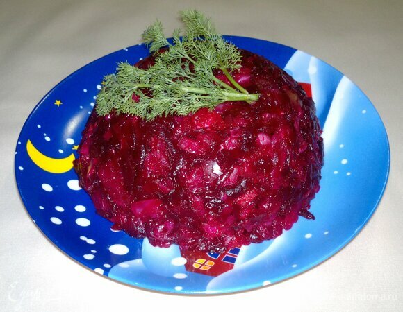 Перевернуть миску с салатом на плоское блюдо. Украсить свежим укропом и подать к столу. Приятного аппетита! С наступающим Новым годом!