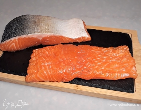 Рыбу разделайте на филе. Нарежьте тонкими полосками.
