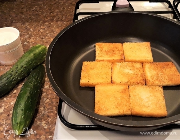 Хлеб нарежьте на квадратики, смажьте сливочным маслом и быстро обжарьте их на сильном огне до румяной корочки.