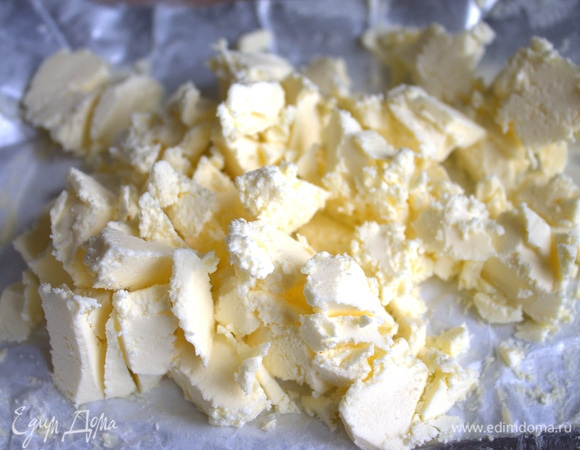 Масло из холодильника порубить ножом или предоставить это технике.