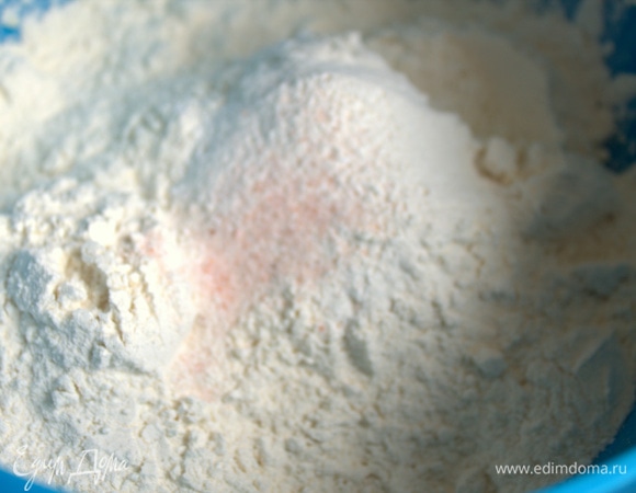 Смешать сухой состав теста. Сахара я взяла по минимуму, можно увеличить.