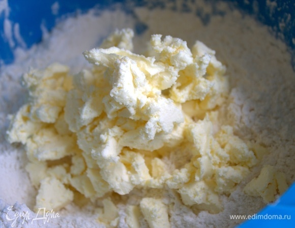 Перенести масло в мучной состав.