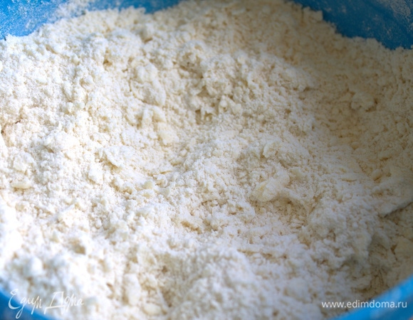 Перемешать в комбайне или перетереть руками в крошку.