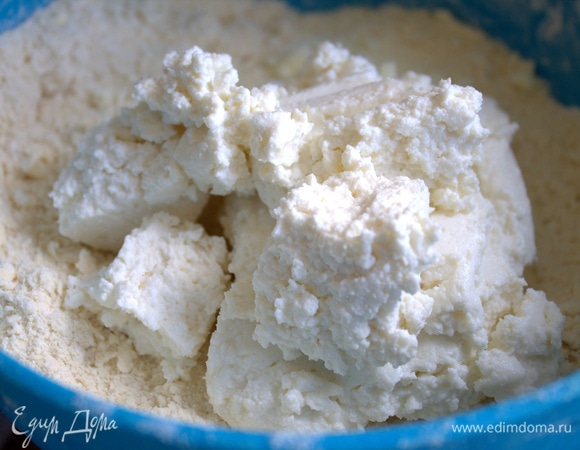 Добавить творог. У меня влажный из пачки. Более сухого творога можно взять 350 г.
