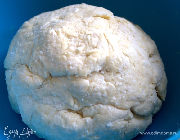 Замесить тугое тесто, убрать в холодильник на 1 час или на ночь.