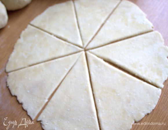 Берем один колобок и раскатаем в круг, делим на восемь частей.