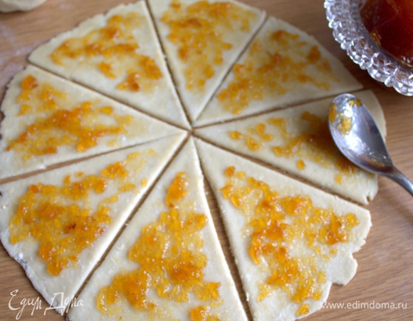 Нанести немного джема на треугольник теста.