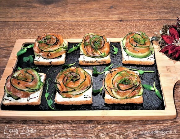 На сыр накрутите розочки из рыбы с огурцом. Не тартинки, а блаженство! Очень хорошее сочетание вкусов! С наступающим Новым годом!