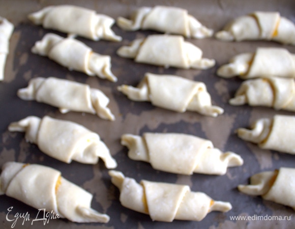 Защипнуть концы, перенести на силиконовый коврик или пергамент.