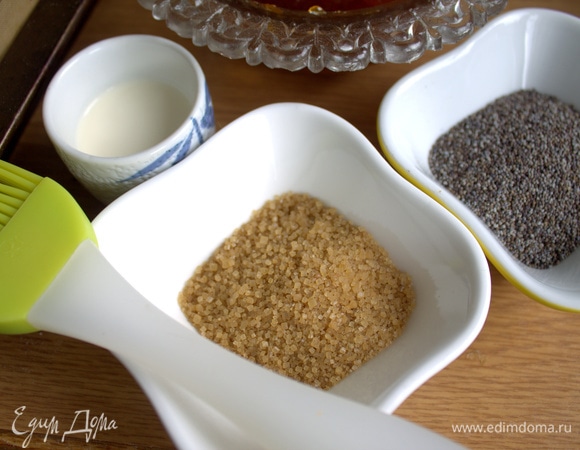 Можно посыпать маком и сахаром.