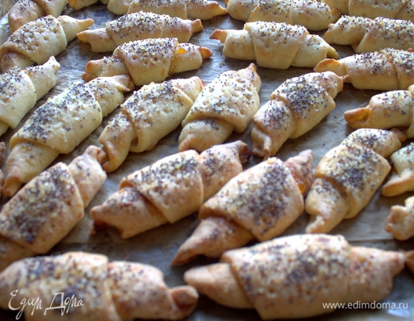 Готовые рогалики переносим на стол до остывания.