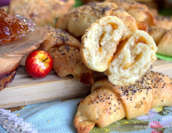 Кстати, вместо джема можно просто положить изюм! Само по себе тесто хорошее.