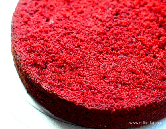 Смешать все сухие ингредиенты. Яйца взбить с сахаром примерно 10 минут. Сбавить обороты до средних и, продолжая взбивать, влить растительное масло. Затем поочередно всыпать сухую смесь и влить кефир в три приема: часть муки, немного кефира и так далее. Когда тесто хорошо смешается, добавить краситель, регулировать до состояния ярко-красного цвета! Вылить в подготовленную форму и выпекать примерно 40 минут. Проверить шпажкой — она должна быть сухой. Готовый остывший бисквит обернуть пищевой пленкой и убрать в холодильник. Бисквит можно выпекать как в кольце с фольгой, так и просто вылив слой теста на противень, застеленный фольгой, — тогда будет бисквит в один слой. Если пекли в кольце, то потом нужно будет нарезать бисквит на отдельные коржи нужной толщины.