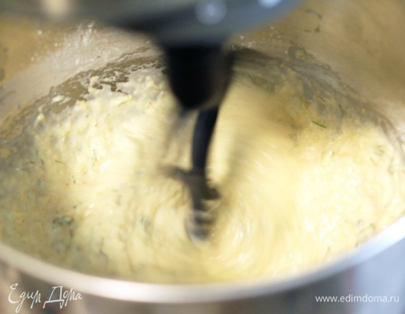 Для крема все продукты должны быть холодными. В чашу миксера положить сливочный сыр и сахарную пудру. Хорошо перемешать, не взбивая, на небольших оборотах насадкой «весло». Затем поменять насадку на «венчик», на средних оборотах влить сливки. Когда все сливки будут введены, увеличить скорость до максимума и взбивать крем до твердых пиков. Сливки взобьются прямо в креме, и он станет плотным, будет хорошо держать форму.