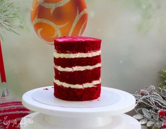 Далее вырезать заготовки под свечу нужного диаметра и высоты, тут все зависит от вашей задачи. Эти бисквиты за счет растительного масла получаются влажными, но можете пропитать их вишневым или клубничным сиропом. Смазать бисквиты кремом, оставить крем на наружную отделку и выстроить «башню». Если у вас есть кольцо подходящего диаметра, то нужно обернуть свечу ацетатной пленкой и затянуть в кольцо. Я затягивала в кольцо диаметром 10 см. Дать заготовке постоять 4–5 часов в холодильнике.