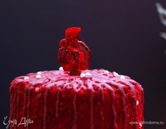 Сварить ложку сухой карамели из сахара, добавить чуть красного красителя. Вылить карамель на тонкую палочку корицы и придать ножом форму пламени.