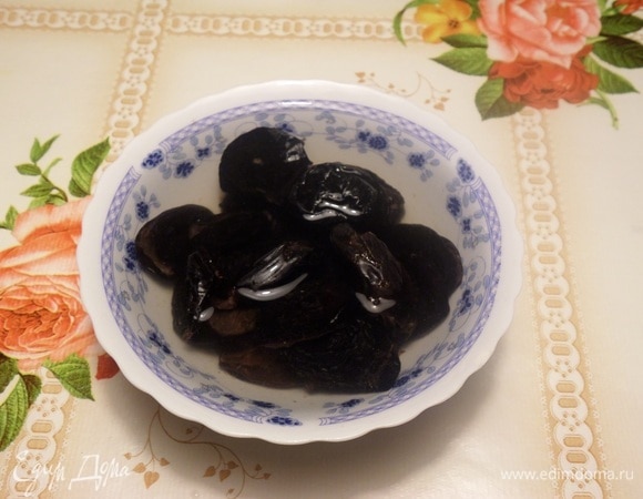Чернослив промываем водой. Выкладываем в чашку и заливаем горячей водой. Оставляем на 3–5 минут. Затем чернослив достаем.