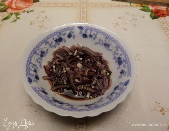 Нарезанный лук кладем в чашку и добавляем бальзамический уксус. Перемешиваем и оставляем на 3–5 минут. Затем уксус выливаем. Маринованный лук готов!