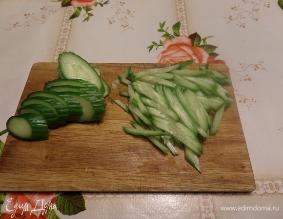 Огурцы нарезаем соломкой.