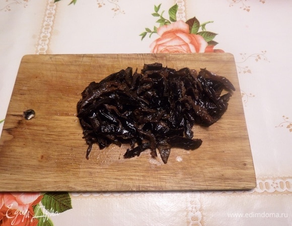Распаренный чернослив нарезаем соломкой.