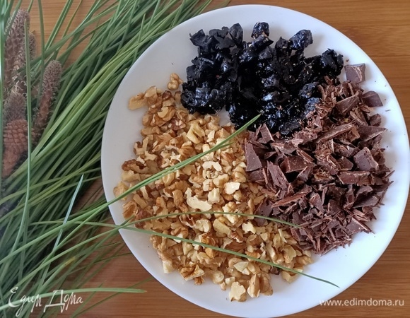 Крупно порубить орехи, шоколад и чернослив.