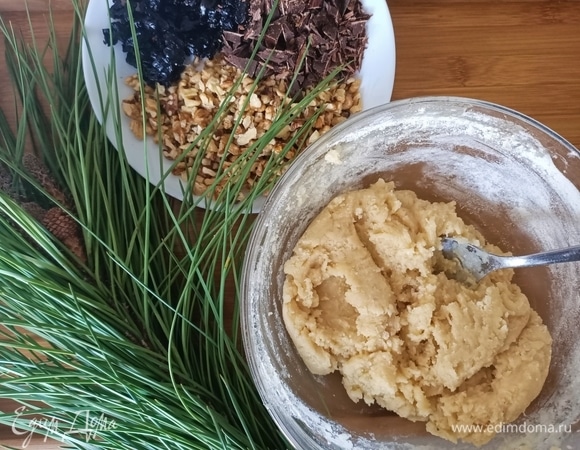 Венчиком смешать сахар с яйцом. Добавить подсолнечное масло, перемешать. Добавить муку и разрыхлитель, снова все хорошо перемешать. Соединить тесто с черносливом, шоколадом и орехами.