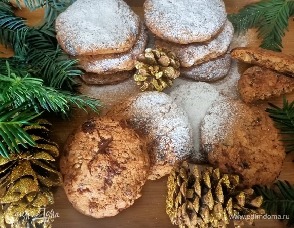 Горячее печенье будет слегка мягким, но при остывании станет хрустящим и рассыпчатым. Для маленьких гурманов сверху можно посыпать сахарной пудрой. Хранить его необходимо в плотно закрытом контейнере. Приятного аппетита!