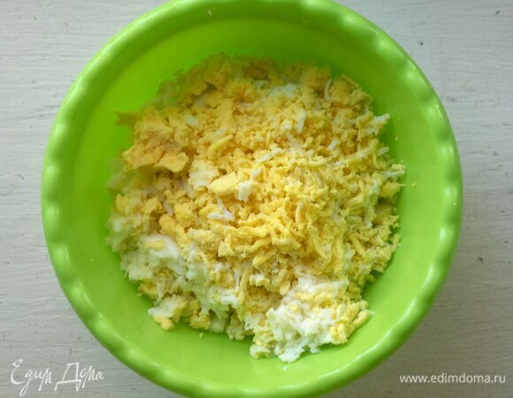 Яйца отварить вкрутую, остудить в холодной воде. Яйца почистить, натереть на мелкой терке.