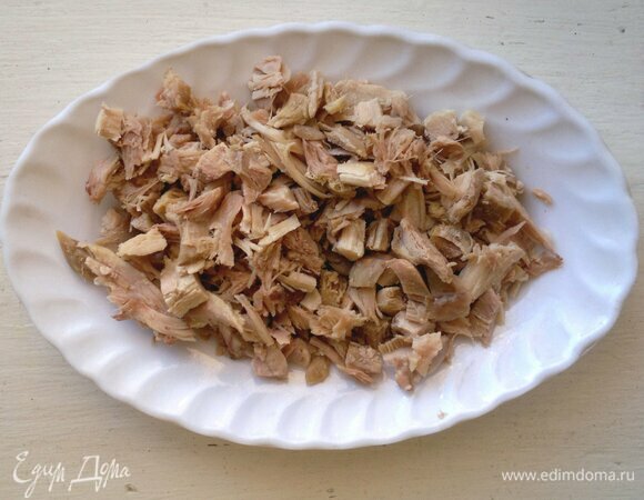 Отварное куриное мясо нарезать мелкими кубиками.