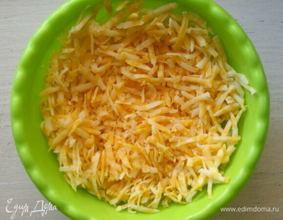 Сыр натереть на крупной терке.