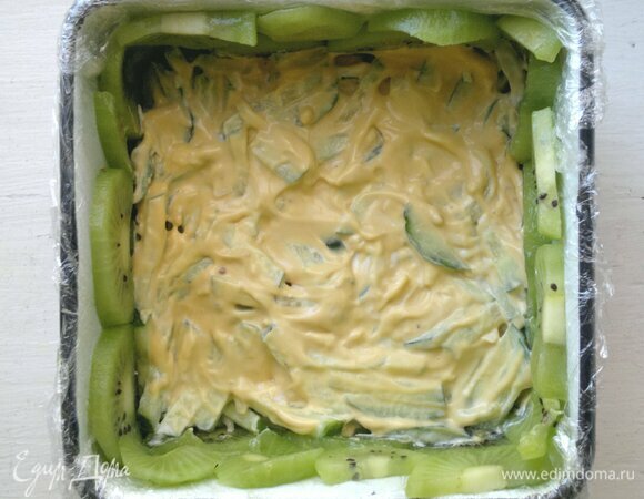 Для заправки соединить майонез с горчицей, перемешать. Выложить в форму слой куриного мяса, смазать заправкой. Слегка утрамбовать. Выложить слой огурцов, смазать заправкой, слегка утрамбовать.