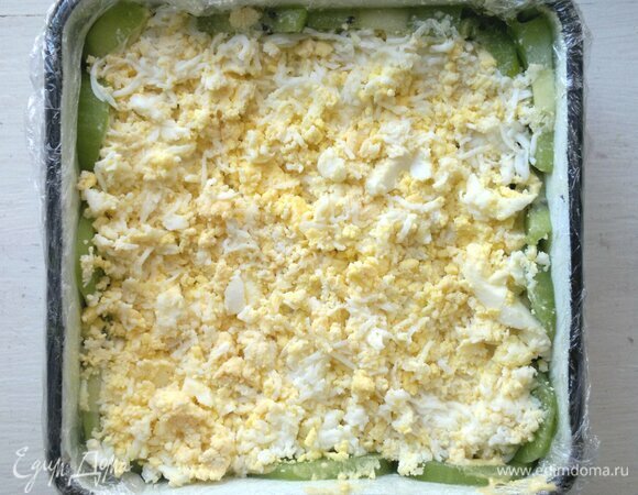 Выложить слой сыра, смазать заправкой, слегка утрамбовать. Выложить слой чернослива, смазать заправкой, слегка утрамбовать. Выложить слой измельченных яиц, смазать заправкой, слегка утрамбовать. Поставить салат в холодильник на 1–2 часа.