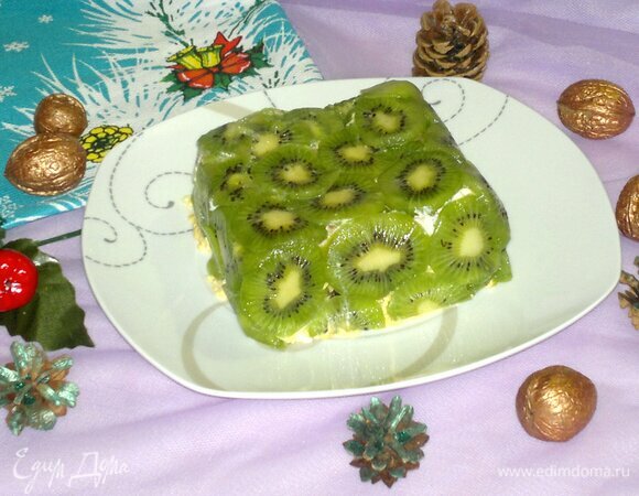 Форму с салатом аккуратно перевернуть на плоское блюдо, снять пищевую пленку. Подать салат к праздничному столу. Приятного аппетита! С наступающим Новым годом!