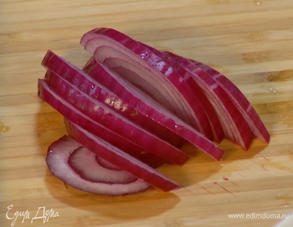 Красный лук нарезать полукольцами, залить уксусом и дать постоять.