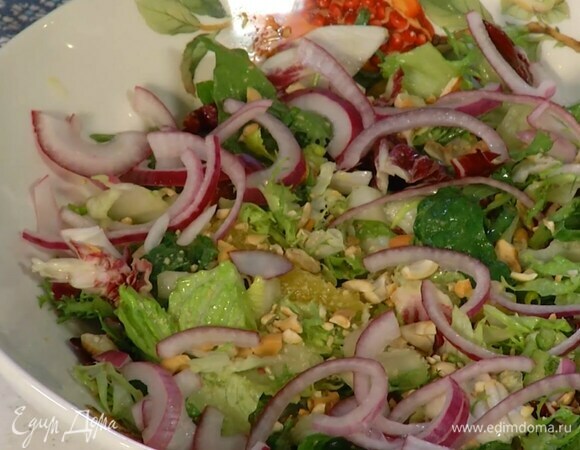 Посыпать салат орехами и красным луком.