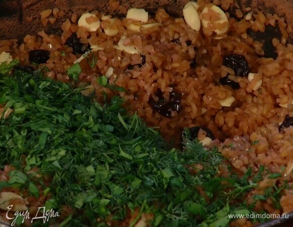 В набухший горячий булгур добавить мед, миндаль и вишню, посолить, поперчить и перемешать, затем добавить измельченную зелень, полить все оливковым маслом и еще раз перемешать.