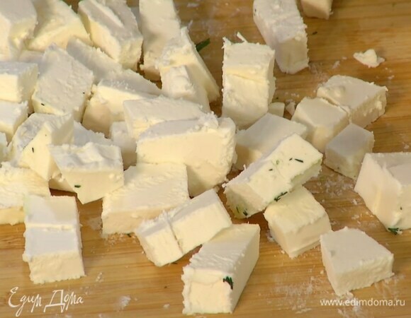 Фету нарезать маленькими кубиками, добавить к булгуру и все перемешать.