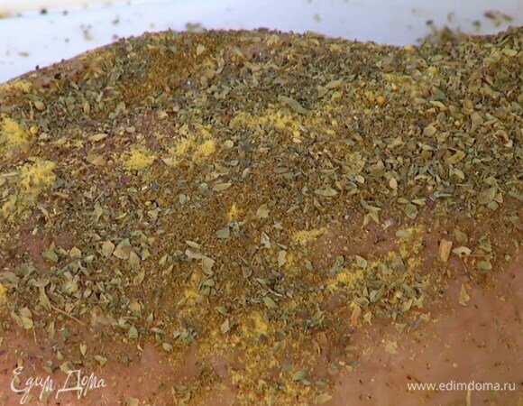 Окорок со всех сторон поперчить, посолить, посыпать кориандром, горчицей и орегано.