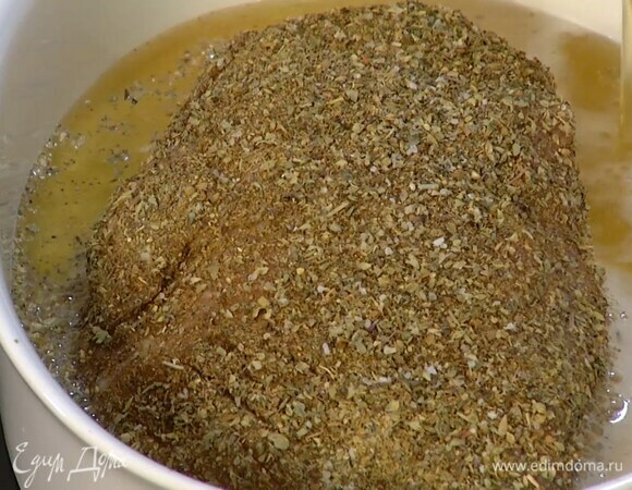 Выложить свинину в жаропрочную керамическую форму, немного полить мясо пивом, оставшееся влить в форму.