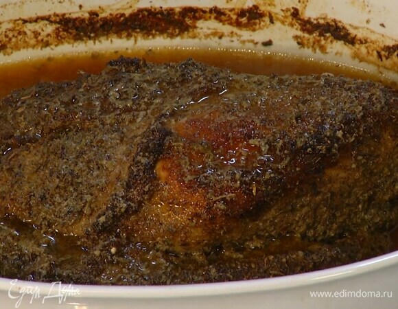 Запекать окорок в разогретой духовке 4 часа, периодически поливая образовавшейся жидкостью.