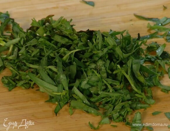 Тархун мелко порубить.