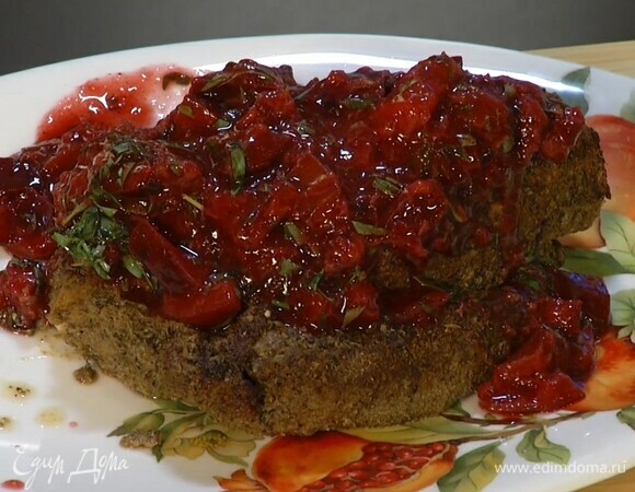 Готовый окорок полить сливовым соусом.